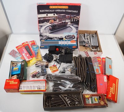 Lot 114 - A large quantity of OO gauge model railway...