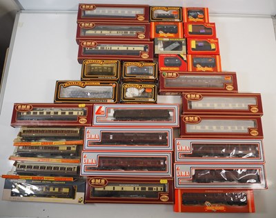 Lot 134 - A large tray of OO gauge boxed coaches and...