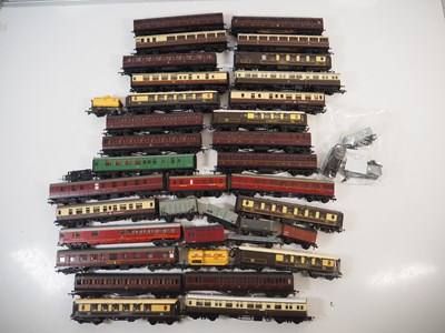 Lot 135 - A large quantity of OO gauge unboxed passenger...