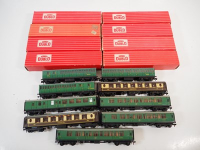 Lot 141 - A group of boxed and unboxed OO gauge HORNBY...