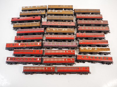 Lot 156 - A large tray of unboxed HORNBY DUBLO OO gauge...