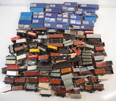 Lot 158 - A large tray of boxed and unboxed HORNBY DUBLO...