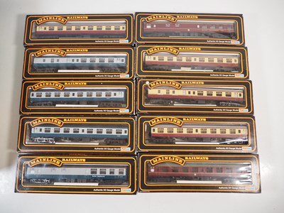 Lot 184 - A group of MAINLINE OO gauge MK1 passenger...