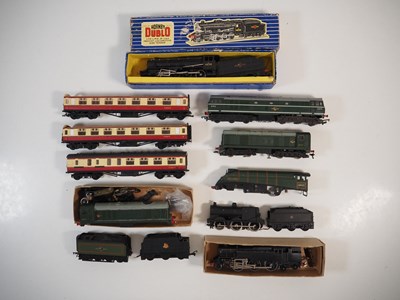 Lot 198 - A group of mixed boxed and unboxed OO gauge...