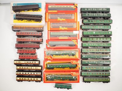 Lot 224 - A large quantity of boxed and unboxed OO gauge...