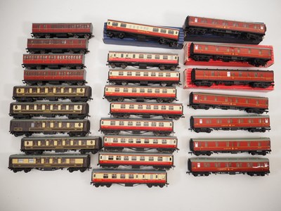 Lot 239 - A group of mostly unboxed HORNBY DUBLO OO...