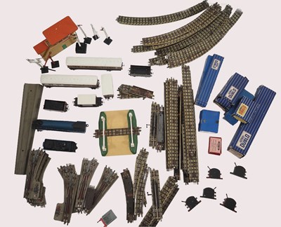 Lot 243 - A large quantity of HORNBY DUBLO OO gauge...