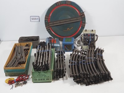 Lot 253 - A group of boxed and unboxed HORNBY O gauge...