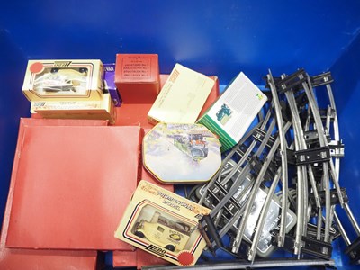 Lot 255 - A group of boxed and unboxed HORNBY O gauge...