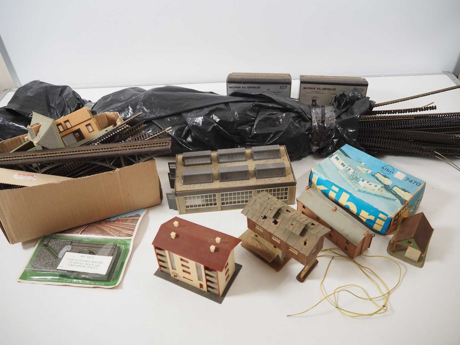 Lot 8 - A crate of N gauge plastic building kits by...
