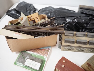 Lot 8 - A crate of N gauge plastic building kits by...