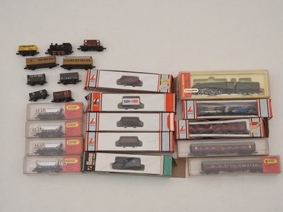 Lot 17 - A group of boxed and unboxed British outline N...