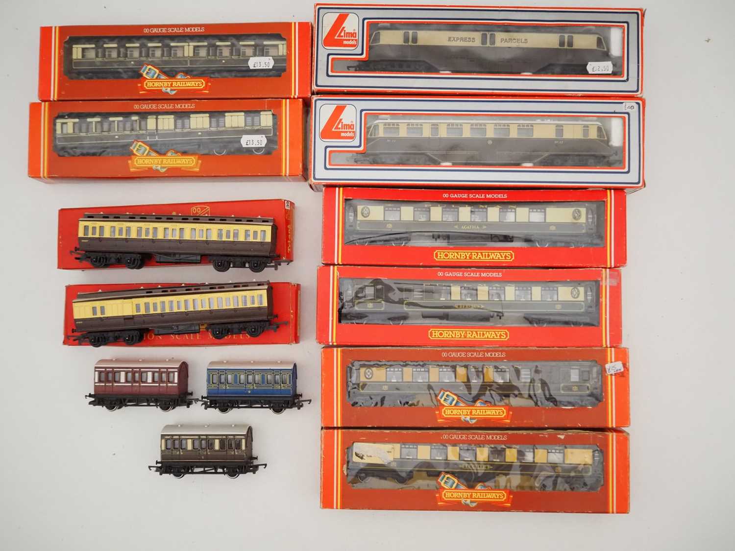 Lot 64 - A group of mixed boxed and unboxed OO gauge...