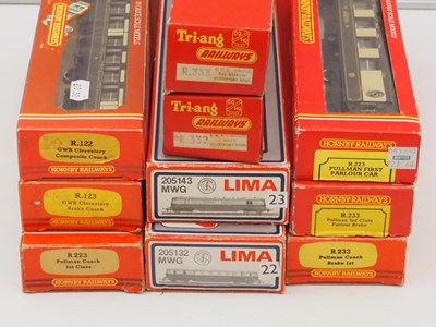 Lot 64 - A group of mixed boxed and unboxed OO gauge...