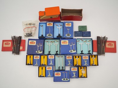Lot 117 - A group of mostly boxed OO gauge accessories...