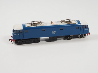Lot 4 - A HORNBY DUBLO OO gauge 2-rail 2245 Class AL1...