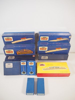 Lot 117 - HORNBY DUBLO OO gauge boxed stations, signals...