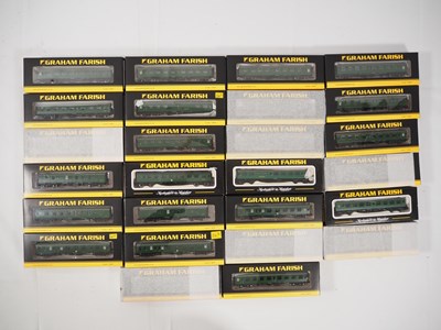 Lot 53 - GRAHAM FARISH - N gauge MK1 passenger coaches...