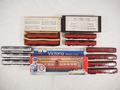 Lot 322 - A group of OO gauge London Underground related...