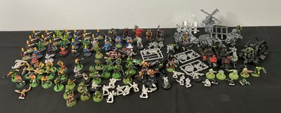 Lot 572 - A collection of vintage Warhammer 40K models...