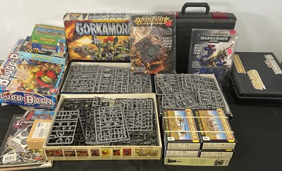 Lot 581 - A large mixed lot of vintage Warhammer / Games...