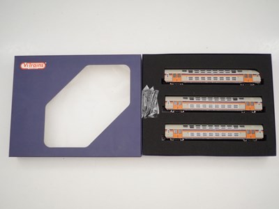 Lot 58 - VITRAINS An Italian Outline HO gauge 3 coach...