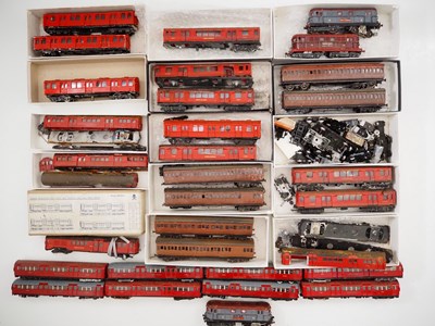 Lot 79 - OO Gauge London Underground related rolling...