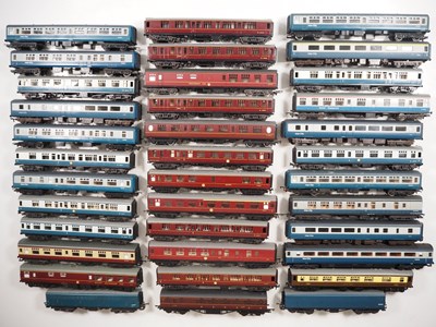 Lot 152 - OO gauge mixed passenger coaches in various...