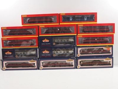 Lot 153 - OO gauge group of boxed passenger coaches by...