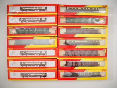 Lot 185 - HORNBY OO gauge passenger coaches in various...
