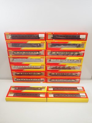 Lot 186 - HORNBY OO gauge passenger coaches in BR maroon...