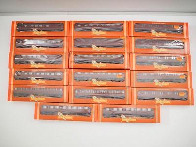 Lot 192 - HORNBY OO gauge passenger coaches all in BR...