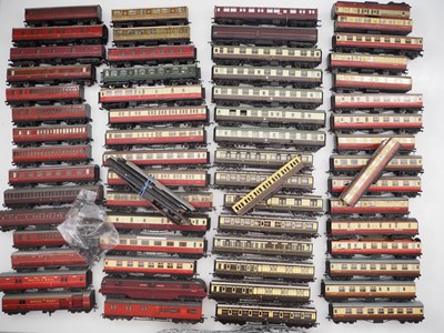 Lot 271 - OO Gauge mixed passenger coaches by HORNBY,...