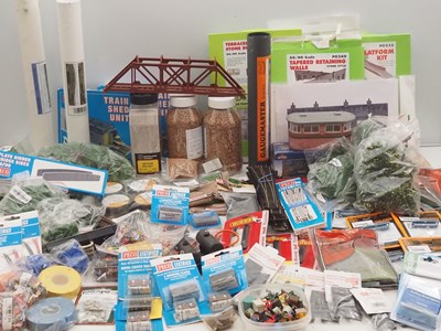 Lot 276 - A quantity of OO gauge accessories and kits -...