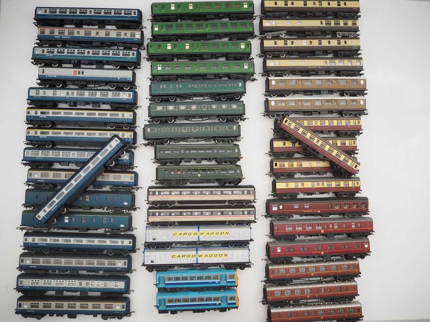 Lot 280 - A group of OO gauge diesel multiple units and...