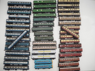 Lot 280 - A group of OO gauge diesel multiple units and...