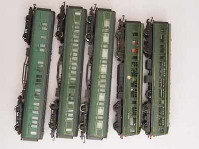 Lot 280 - A group of OO gauge diesel multiple units and...