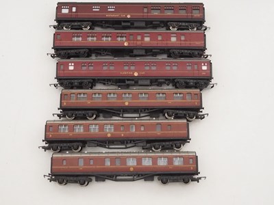 Lot 280 - A group of OO gauge diesel multiple units and...