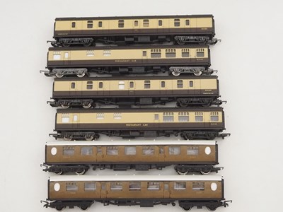 Lot 280 - A group of OO gauge diesel multiple units and...