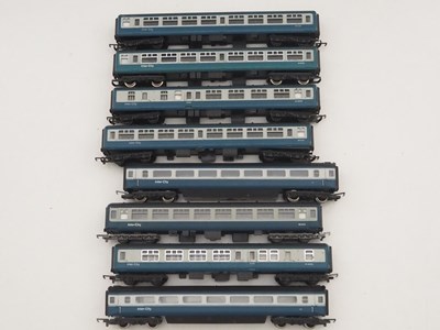 Lot 280 - A group of OO gauge diesel multiple units and...