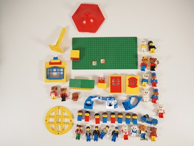 Lot 300 - LEGO: Vintage - A group of vintage Lego...
