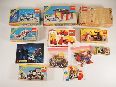 Lot 313 - LEGO: LEGOLAND / SYSTEM / BASIC - A mixed...