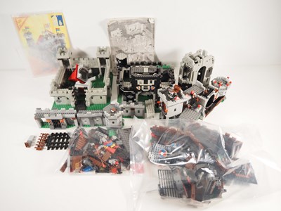 Lot 326 - LEGO: CASTLE - A large group of CASTLE related...