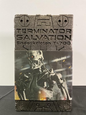 Lot 547 - TERMINATOR SALVATION HOT TOYS T-700...