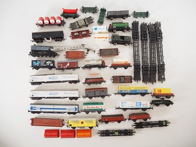 Lot 109 - A large group of unboxed HO gauge wagons of...