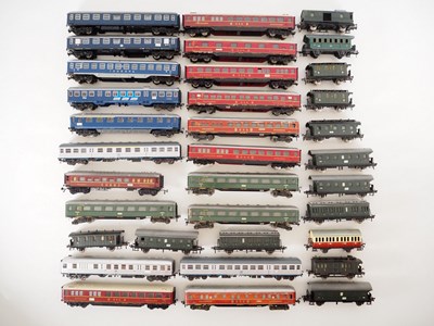 Lot 110 - A large group of unboxed HO gauge passenger...