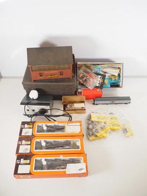 Lot 117 - A mixed lot including HO gauge LIMA French...