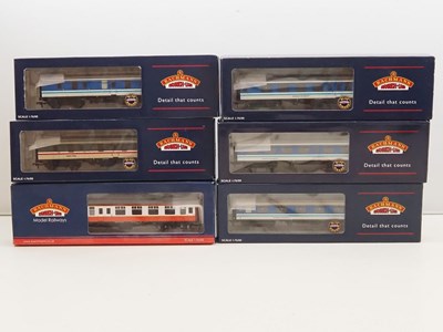 Lot 206 - BACHMANN OO gauge MK1 passenger coaches in...