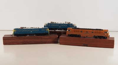 Lot 291 - LILIPUT OO gauge pair of Class AL1 electric...
