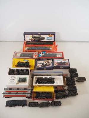 Lot 348 - A quantity of boxed and unboxed OO gauge...